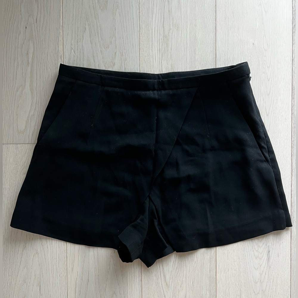 Aritzia Babaton Viscose shorts | size 4